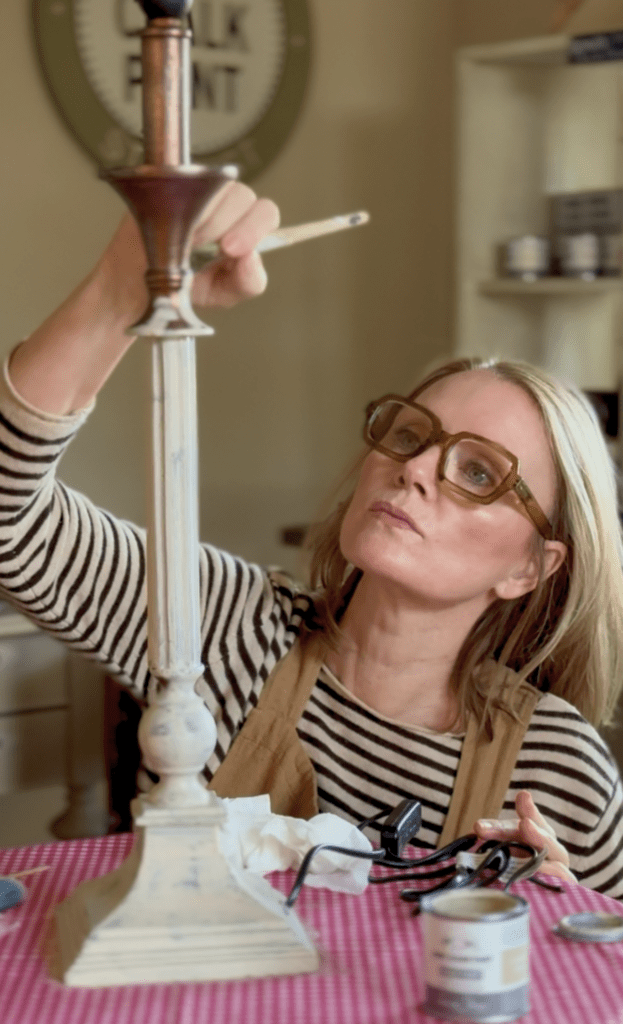 Målning av en lampfot med pensel.